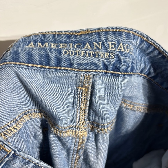 American Eagle Light Wash Distressed Tomgirl Denim Jeans Size 2 - Picture 9 of 11